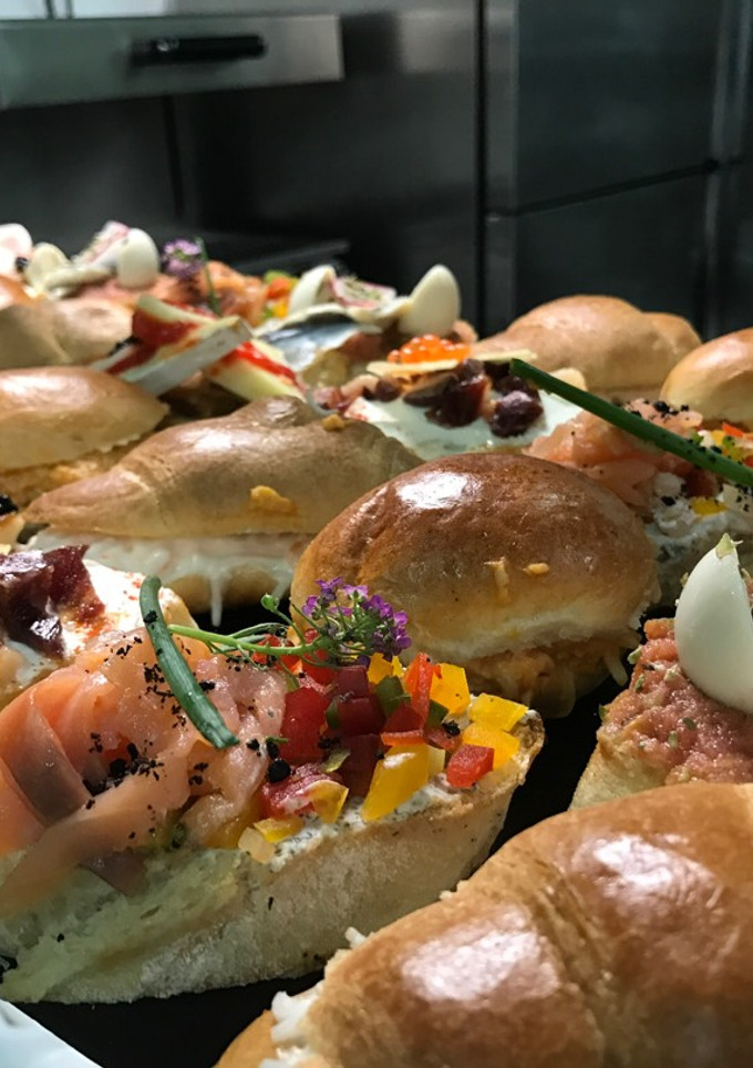 Una foto de Canapé variados