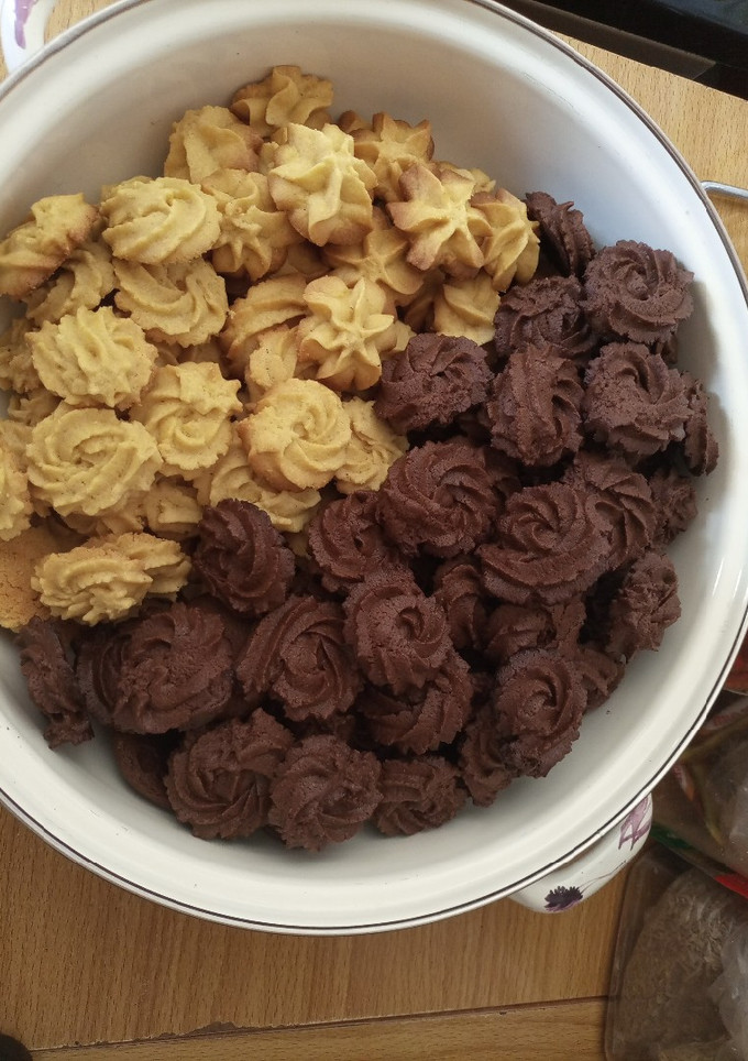 A picture of Piped cookies.