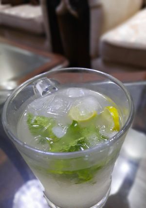 A picture of Refreshing mint lemanade.