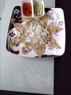ચીઝી ગ્રીન પરાઠા (cheese Green Paratha Recipe In Gujarati) રેસીપી મુખ્ય ફોટો
