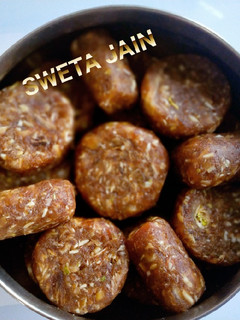 खजूर-मेवे बर्फी (khajur mewe barfi recipe in Hindi) रेसिपी मुख्य फोटो