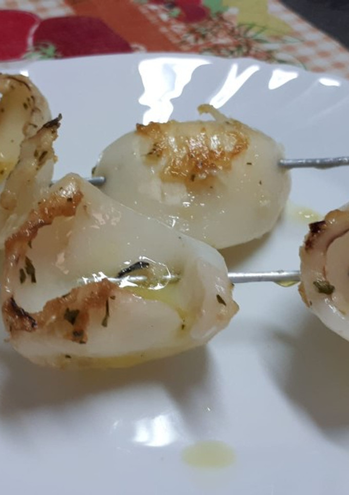Una foto de Brocheta de sepia al ajillo