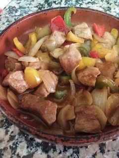 Una foto de Magra de cerdo con verduras y especias