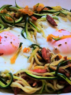 Una foto de Huevos con nido de calabacín