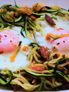 Una foto de Huevos con nido de calabacín
