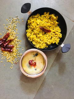 કઢી ખીચડી (Kadhi Khichdi Recipe In Gujarati) રેસીપી મુખ્ય ફોટો