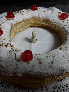 Una foto de Roscón de Reyes de hojaldre relleno con crema de almendras