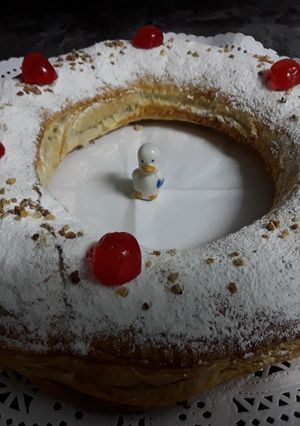 Una foto de Roscón de Reyes de hojaldre relleno con crema de almendras