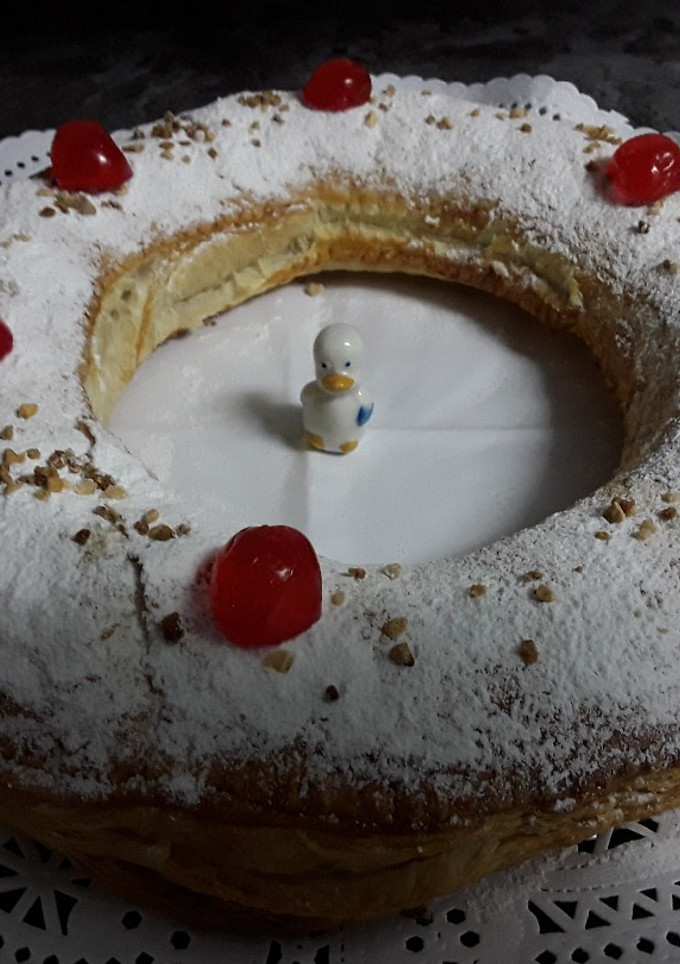 Una foto de Roscón de Reyes de hojaldre relleno con crema de almendras