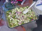 Una foto de agua de pepino con limon