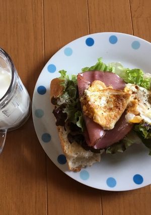 Hình của món Bánh mì trứng kẹp thịt nguội.