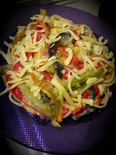 Una foto de Vegetales con salsa blanca y fideos