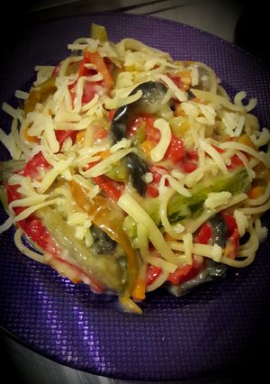 Una foto de Vegetales con salsa blanca y fideos
