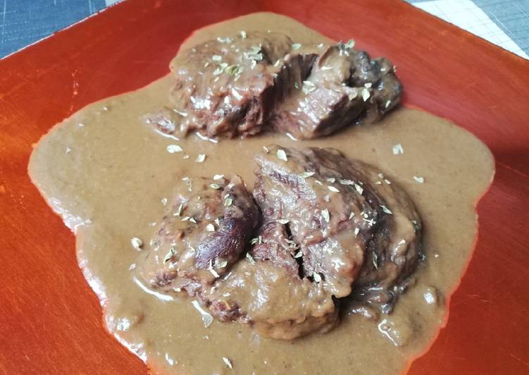 Carrillada de ternera en salsa Bourguignone