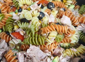 Una foto de Ensalada de pasta con atún y aguacate con cherries, aceitunas y maíz a la mantequilla