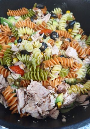 Una foto de Ensalada de pasta con atún y aguacate con cherries, aceitunas y maíz a la mantequilla
