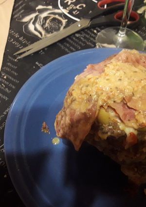 Una foto de Bola de lomo de cerdo rellena con salsa crema de pomelo rosado