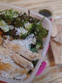 Una foto de Comida saludable para la oficina (ensalada brócoli y pollo)