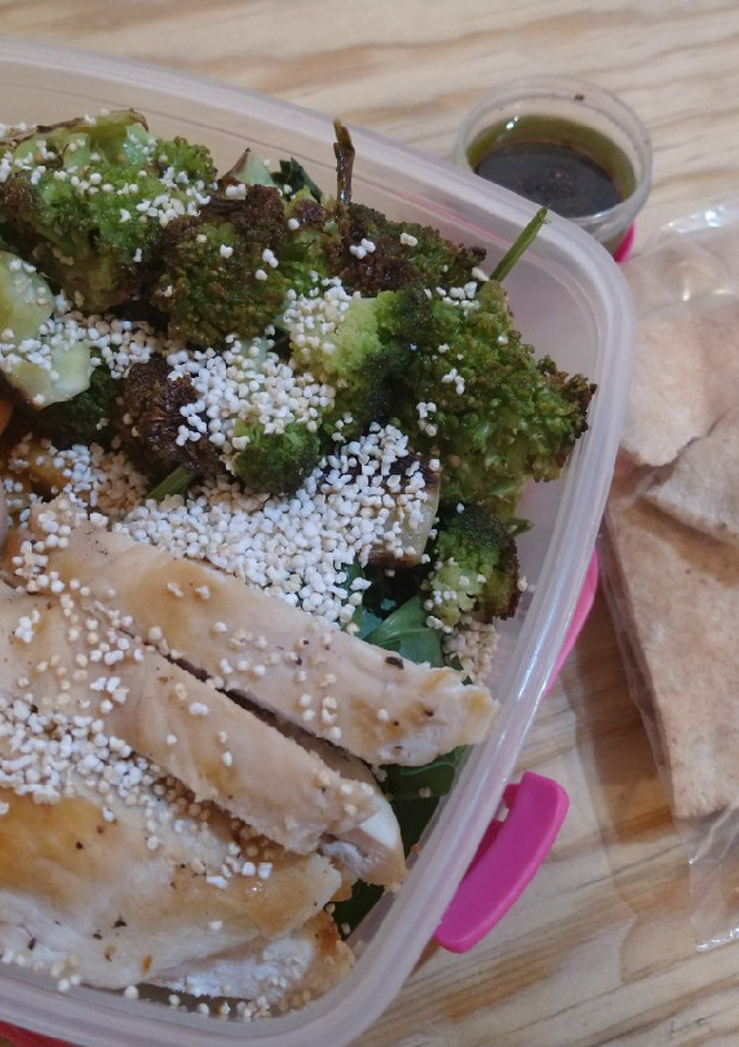 Una foto de Comida saludable para la oficina (ensalada brócoli y pollo)