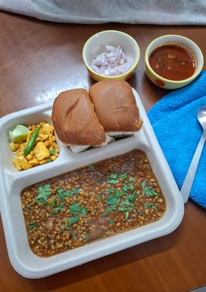 A picture of Misal pav(Mumbai style).