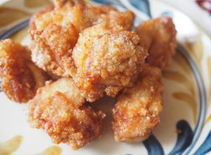 Una foto de Karaage, pollo frito estilo japonés(唐揚げ)