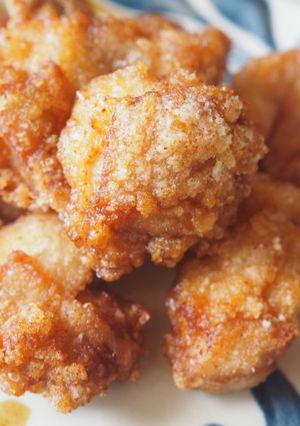 Una foto de Karaage, pollo frito estilo japonés(唐揚げ)