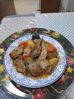Una foto de Conejo guisado con patatas y verduras