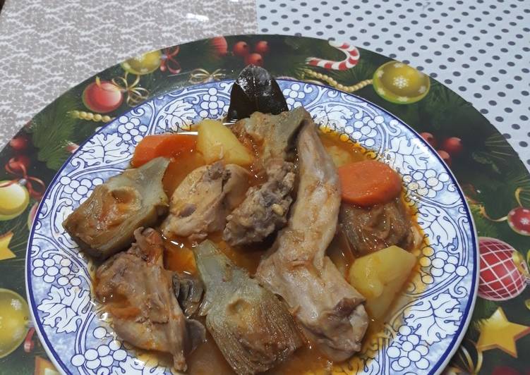 Conejo guisado con patatas y verduras