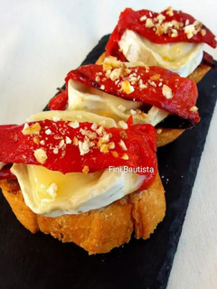 Una foto de Pincho o tapa de queso de rulo