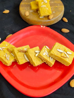 बेसन की बर्फी (besan ki barfi recipe in Hindi) रेसिपी मुख्य फोटो