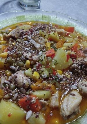 Una foto de Guiso de pollo y vegetales fusión con semillas