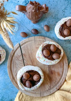 Une photo de Petits nids de Pâques en meringue