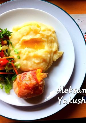 A picture of Chicken rolls with cheese, in bacon.