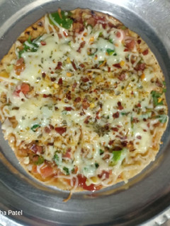 રોટલી પીઝા (Rotli Pizza Recipe In Gujarati) રેસીપી મુખ્ય ફોટો