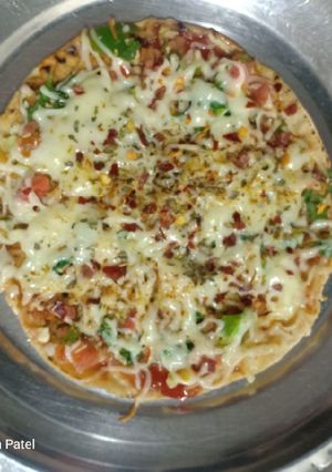 રોટલી પીઝા (Rotli Pizza Recipe In Gujarati) રેસીપી મુખ્ય ફોટો
