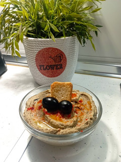 Una foto de Hummus de aceitunas negras