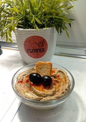 Una foto de Hummus de aceitunas negras