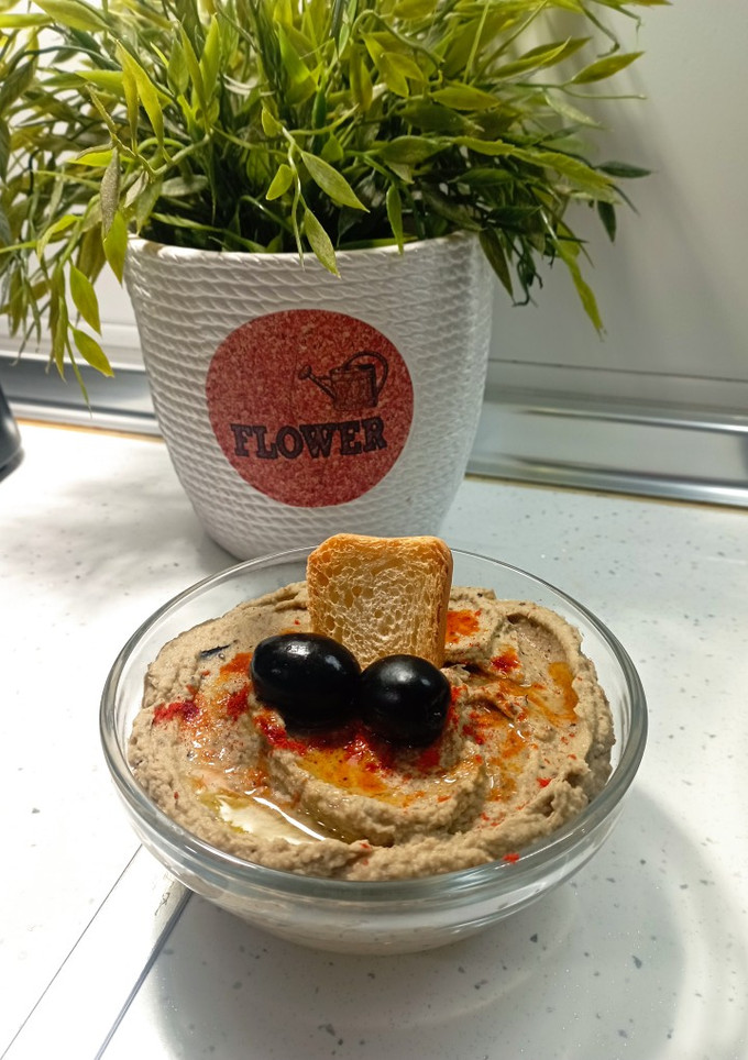 Una foto de Hummus de aceitunas negras