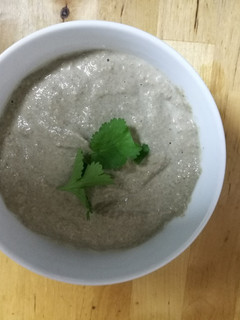 Una foto de Crema de champiñones con almendras