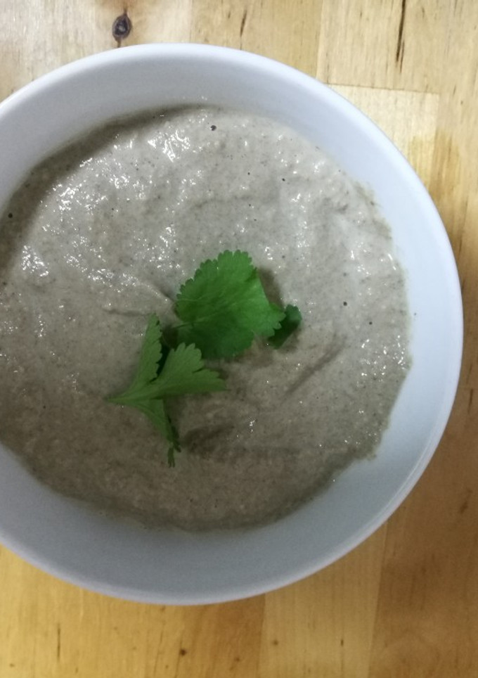 Una foto de Crema de champiñones con almendras