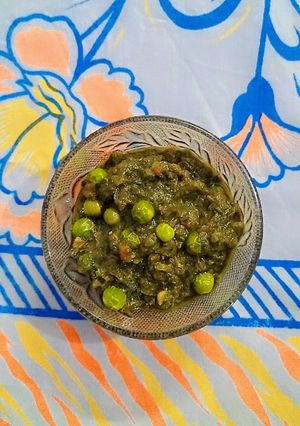 लहसुनी पालक मटर रेसिपी मुख्य फोटो