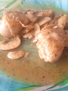 Una foto de Muslitos de pollo en salsa con setas portobello