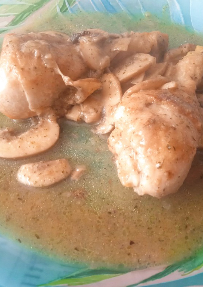 Una foto de Muslitos de pollo en salsa con setas portobello