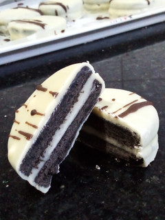 Una foto de Alfajor tipo oreo bañados