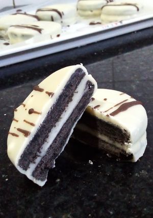 Una foto de Alfajor tipo oreo bañados