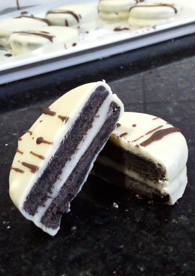 Una foto de Alfajor tipo oreo bañados