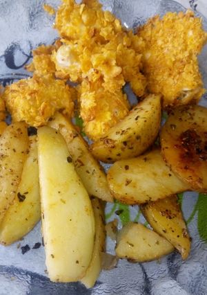 Una foto de Pechuguitas de pollo con papas rústicas saborizadas