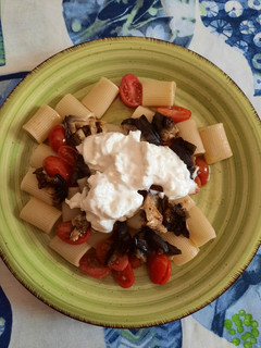 Foto di Pasta con melanzane grigliate, pomodorini e burrata