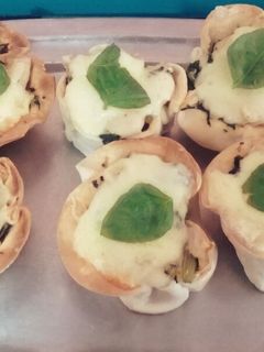 Una foto de Tarteletas de acelga, salsa blanca y mozzarella