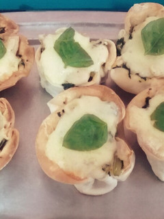 Una foto de Tarteletas de acelga, salsa blanca y mozzarella